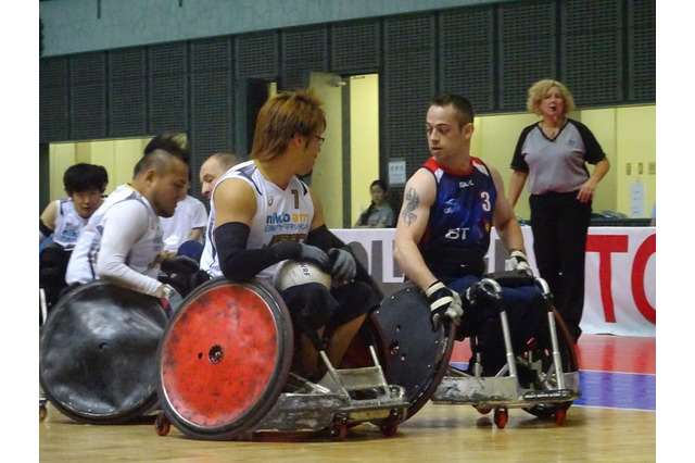 【ウィルチェアーラグビー】車いすを使い、障害の軽い選手と重い選手が役割分担するチームスポーツ 画像