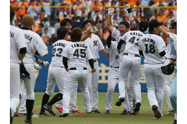 【プロ野球】ロッテ、劇的な逆転サヨナラ勝ちで巨人を3タテ！ 画像