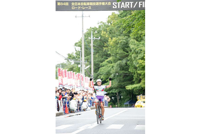 梶原悠未が全日本選手権の女子ジュニアで2年連続独走優勝 画像