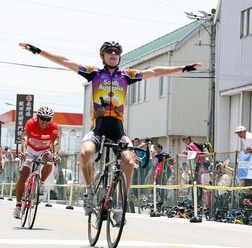 　第12回ツアー・オブ・ジャパン南信州ステージは5月21日に飯田駅前をスタートし、松尾総合公園運動場前に至るコースで行われ、サイモン・クラーク（21＝サウスオーストラリアドットコム・AIS）が優勝した。山岳賞は新城幸也（23＝梅丹本舗・GDR）が、ポイント賞は西谷