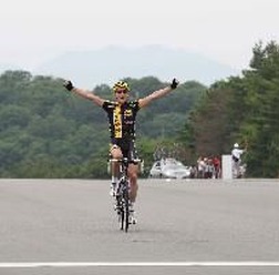 　第12回ツアー・オブ・ジャパン伊豆ステージは5月24日、静岡県伊豆市の修善寺駅前をスタートし、日本サイクルスポーツセンターに至るコースで行われ、アレクサンドル・オーラ（22＝Aスタイルソムン）が優勝。3位に土井雪広（24＝スキル・シマノ）入った。総合成績はこ