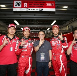GT500でポールを獲得した#38 レクサスRC F陣営。左から高木虎之介監督、立川祐路、トヨタの豊田章男社長、石浦宏明、セルモチーム創始者の佐藤正幸氏。