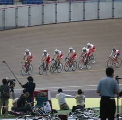 　北京オリンピックの自転車競技トラック代表8選手は6月16日、群馬県のグリーンドーム前橋で第一次強化合宿を開始した。合宿は4日間の日程。参加選手は伏見俊昭（32）、長塚智広（29）、渡邉一成（24）、永井清史（25）、北津留翼（23）の競輪選手5人と、ブリヂストン・