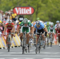 　ツール・ド・フランスは7月6日、ブルターニュ半島のオレからサンブリューまでの164.5kmで第2ステージを行い、ノルウェーのトール・ヒュースホウト（30＝クレディアグリコル）がゴールスプリントを制して6度目のステージ優勝を飾った。前日に総合1位に立ったスペインの