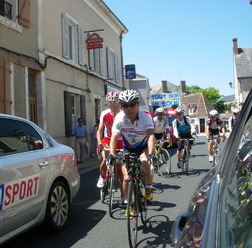 　7月9日にショレ～シャトールー間で開催されたツール・ド・フランスの第5ステージで、日本のサイクリストたちがクローズドされたコースを走った。3日前にツール・ド・フランスの一般参加レース、エタップ・デュ・ツールに参加した日本人選手たちで、この日はピレネー山