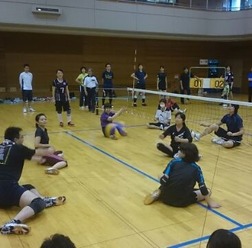 シッティングバレーボール教室開催…日本代表と一緒にプレー