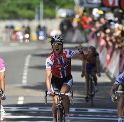 　ツール・ド・フランスは7月16日、ランヌムザンからフォワまでの167.5kmで第11ステージを行い、ノルウェーのクットアスレ・アルベセン（33＝CSC）が4人のゴール勝負を制して初優勝した。