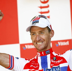 　世界最大の自転車レース、ツール・ド・フランスは7月16日、ピレネー山脈を通過する山岳コースで第11ステージを行い、ノルウェーのチャンピオンジャージを着用するクットアスレ・アルベセン（33＝CSC）が初優勝した。