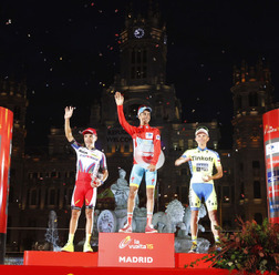 ブエルタ・ア・エスパーニャ最終日。総合優勝のファビオ・アルーを中央に、左が2位ホアキン・ロドリゲス、右が3位ラファウ・マイカ（2015年9月13日）