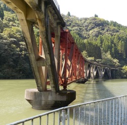 高千穂鉄道の数ある遺構のなかでも白眉といえる第3五ヶ瀬川橋梁
