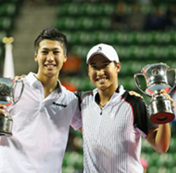 全日本テニス選手権、男子ダブルス優勝の綿貫裕介（右）