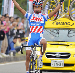 　9月28日に長野県飯田市で開催された全日本実業団サイクルロードレースin飯田で、ヨーロッパから帰国したばかりの土井雪広（スキル・シマノ）が優勝し、大会3連覇を達成した。2位にもスキル・シマノの鈴木真理が入った。