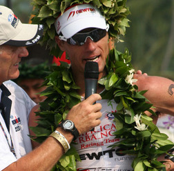 　アイアンマン・トライアスロンワールドチャンピオンシップが10月11日（現地）にハワイ州コナで開催され、オーストラリアのクレイグ・アレキサンダー（35）が初優勝した。同選手は昨年2位。バイクフィニッシュ時は11位だったが、ランで逆転して優勝した。