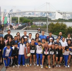 　トライアスロンの日本選手権が10月26日に東京・台場周辺で開催され、流経大チームブレイブの田山寛豪が4度目の優勝を果たした。女子優勝はチームケンズの井出樹里。