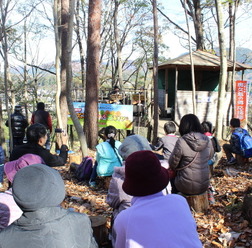 11月29日に茨城県久慈郡大子町で開催された「奥久慈ワンダーフェスわくわく森遊び」。奥久慈の郷応援隊が主催。