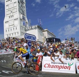 　1999年から2005年まで前人未踏のツール・ド・フランス7連覇を達成して引退したランス・アームストロング（37＝アメリカ、アスタナ）が、09年7月の同大会に出場すると所属チームが発表した。同選手はすでに現役復帰を表明し、09年5月に開催されるジロ・デ・イタリアへ