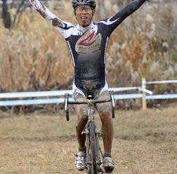 　第14回全日本シクロクロス選手権が12月14日に長野県飯田市の天竜峡特設コースで開催され、男子は辻浦圭一（ブリヂストン）が大会7連覇を達成した。