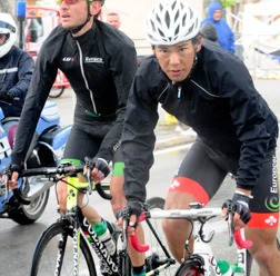 ジロ・デ・イタリア第5ステージ、嵐の中で痛みをこらえて走る新城。自転車が交換されている