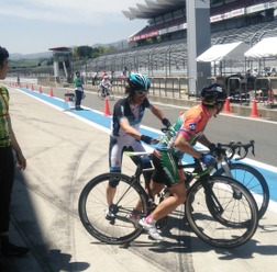 団長安田と小島よしおが表面上は仲よく自転車耐久を走る