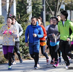 プレワークアウトの重要性をランナーたちと共有するイベントに参加した前園真聖氏ら（2016年1月19日、東京・大手町）