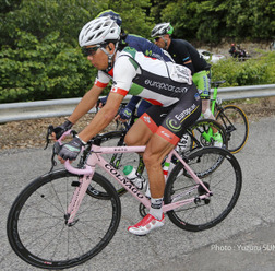 2014ジロ・デ・イタリア第7ステージ、最後の4級山岳での新城。尾てい骨の痛みからサドルの座り方が不自然なフォームになっている