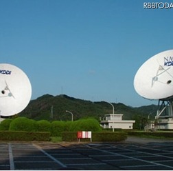 電波望遠鏡として活用されるパラボラアンテナ（左が今回あらたに提供されるアンテナ）