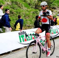 ジロ・デ・イタリア第8ステージ、1級山岳の頂上で下りに備えてウインドブレーカー準備する新城
