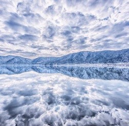 「世界よ、これが日本のウユニだ。」滋賀県にある余呉湖の写真が美しすぎる