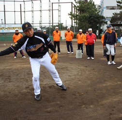 プロ野球OBが教える三井ゴールデン・グラブ野球教室…指導者向けに神戸で開催