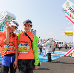 東京マラソン2016フィニッシャーをバックに記念撮影する宮河マヤ（左）と大木美佳