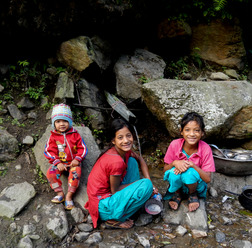 ネパールで、撮影をお願いすると素朴な笑顔で答えてくれた少女たち