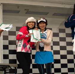 　サイクルモードエコクラシックが4月11日に栃木県茂木町のツインリンクもてぎで開催され、4時間エンデューロの女子クラスでシャ乱Q・まこと夫人として知られる富永美樹アナウンサーと、俳優鶴見辰吾夫人の鶴見一美がコンビを組むチームが2位になった。