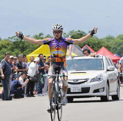 　第13回ツアー・オブ・ジャパンは23日、静岡県伊豆市の日本サイクルスポーツセンターで伊豆ステージ（96.0km）が行われ、ジャック・ボブリッジ（19＝チームAIS）が南信州に次いで区間2勝目を果たした。総合首位はセルヒオ・パルデイーヤ（25＝カルミオーロ・Aスタイル