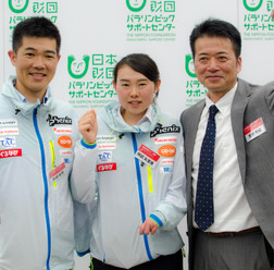 パラ・クロスカントリースキー日本代表の阿部友里香（中央）、同代表の新田佳浩（左）、パラクロカンGMの荒井秀樹（2016年5月10日）