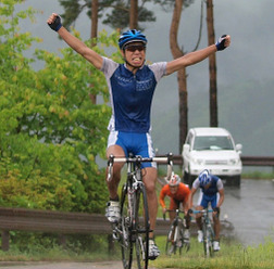 　日本学生自転車競技連盟が主催する全日本学生選手権個人ロードレース大会が、5月30・31日に長野県木祖村の奥木曽湖周回コースで行われ、男子レース（181km）は、7人の先頭集団によるラスト1kmの登りスプリントを制した木守望（京都産業大学）が優勝した。