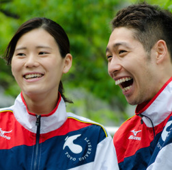 萩野公介（右）と内田美希（2016年5月16日、リオ五輪代表選手壮行会）