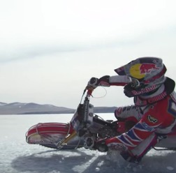 ダニイル・イヴァノフ、世界初のバイカル湖氷上完走