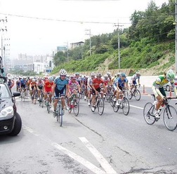 　韓国最大の自転車ロードレース、ツール・ド・コリアは6月9日 、麗水（ヨス）～居昌（コチャン）間の169.7kmで第5ステージを行い、ホンコン・チャイナのコク・ホウティンが区間優勝。EQA・梅丹本舗の清水都貴が区間6位になり、総合成績でも6位になった。