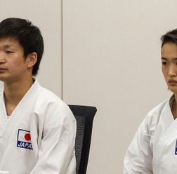 全日本空手道連盟ナショナルチームの荒賀龍太郎（左）と清水希容（2015年8月7日）