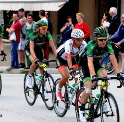 ジロ・デ・イタリア第17ステージ、集団の中でチームメートとまとまりエースのピエール・ローラン（最後方）を援護する