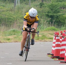 　第21回全日本学生個人ロードタイムトライアル自転車競技大会の女子の部が6月20日に秋田県大潟村ソーラースポーツラインで行われ、川又千裕（鹿屋体育大）が22分31秒305（平均時速39.96km）で初優勝した。