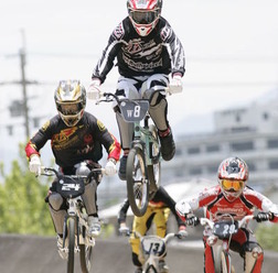 　国際レースにも対応するBMXコースとして、大阪府堺市に大阪府営大泉緑地公園サイクルどろんこ広場BMXコースがリニューアルされ、こけら落としとなる2009UCI大阪・堺国際BMX選手権大会が6月20日に開幕した。初日は年齢別クラスに加えて、エリートライダーも出場したオ