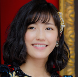 AKB48選抜総選挙ミュージアムセレモニーに登壇した渡辺麻友（2016年6月1日）