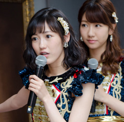 AKB48選抜総選挙ミュージアムセレモニーに登壇した渡辺麻友（手前）と柏木由紀（2016年6月1日）