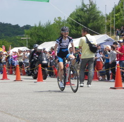 　日本のロードチャンピオンを決める第12回全日本自転車競技選手権ロードレースが6月28日に広島県立中央森林公園サイクリングロードで開催され、女子ロードでは西加南子（38＝フォーカス・アウトドアプロダクツ）が初優勝した。2位は森本朱美、3位は片山梨絵。全日本選