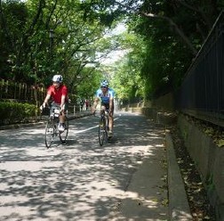 　東京・青山の自転車ショップ、Nicole EuroCycleは、オープン当初からスポーツバイクの楽しさをより多くの人に伝えようと初心者用のワークショップを行ってきたが、「本当に自分が乗れるのか？」「一人で乗るのは不安」「そんなにスポーツバイクって楽しいの？」という