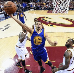 ウォリアーズが快勝、NBAファイナル連覇に王手（c）Getty Images