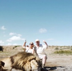 射殺したライオンと記念撮影…背後には仲間のライオンが！
