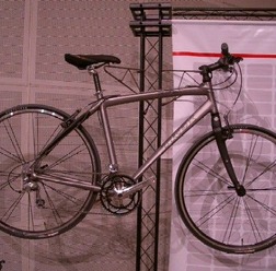 トレック・ジャパンは、2006年モデルの自転車を発表した。「7.7FX」は、エクササイズの効果を高めるように設計された、フィットネス用のモデル。
