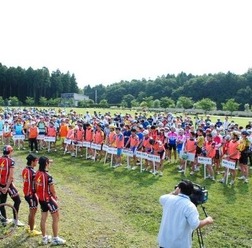 　第1回うつのみやサイクルピクニック2009が7月5日に開催され、地域密着型の自転車プロチーム、宇都宮ブリッツェンがゲスト参加した。会場となった宇都宮市郊外の「ろまんちっく村」には、県内外から約400人もの参加者が集結。飛山、梵天、大谷の各コースで、それぞれの